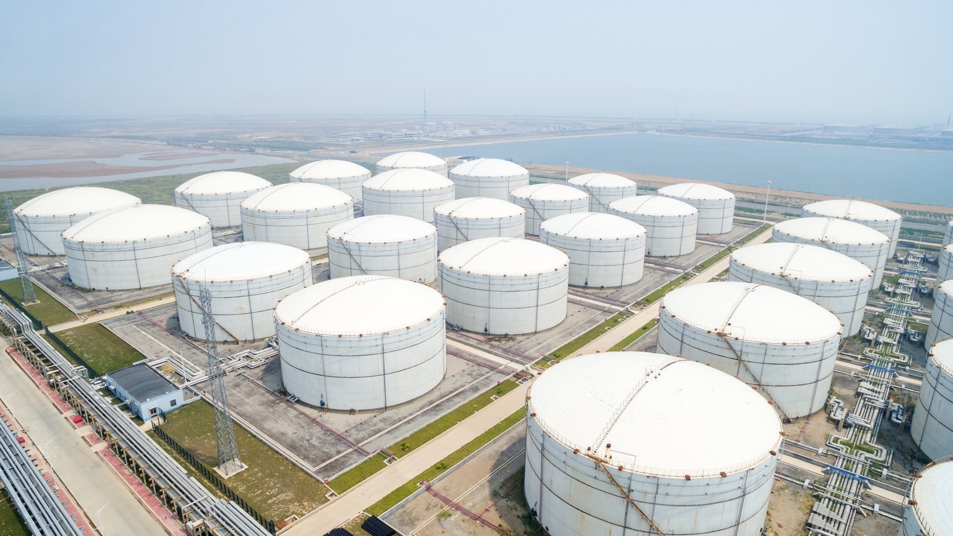 Large petroleum storage terminal with above-ground tanks